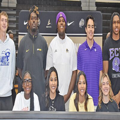 9 COLLEGE SIGNEES